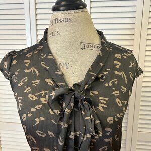 Lovely Fitted Banana Republic Sleeveless Shirt: Size S.